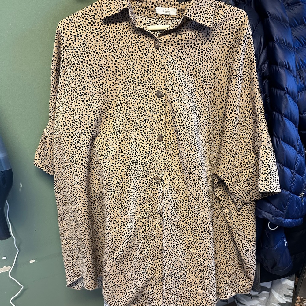 easel los angeles leopard blouse.size medium. Short sleeves. Oversized.